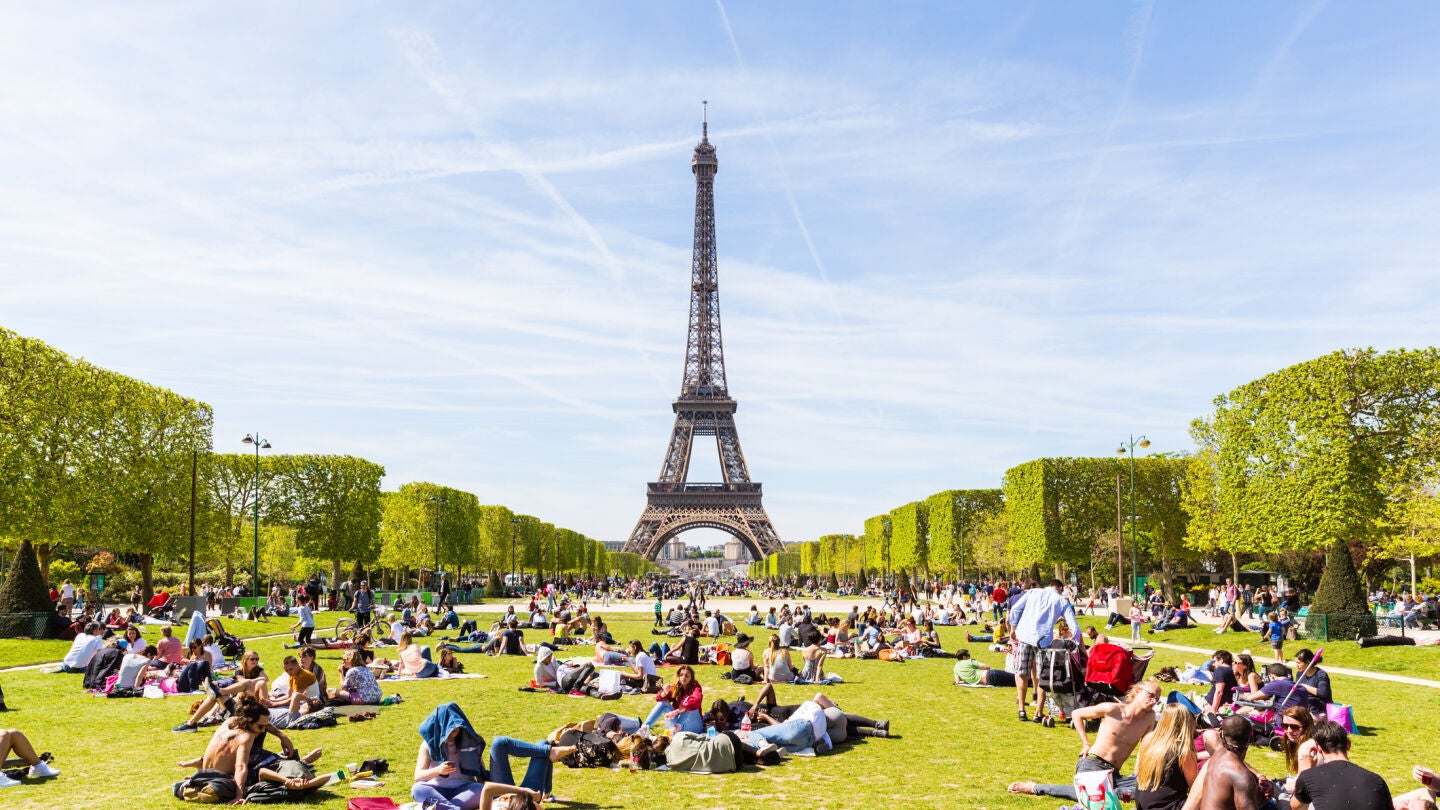 Torre Eiffel de París llena de gente