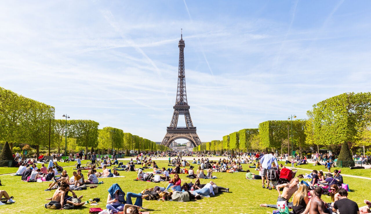 Torre Eiffel de París llena de gente