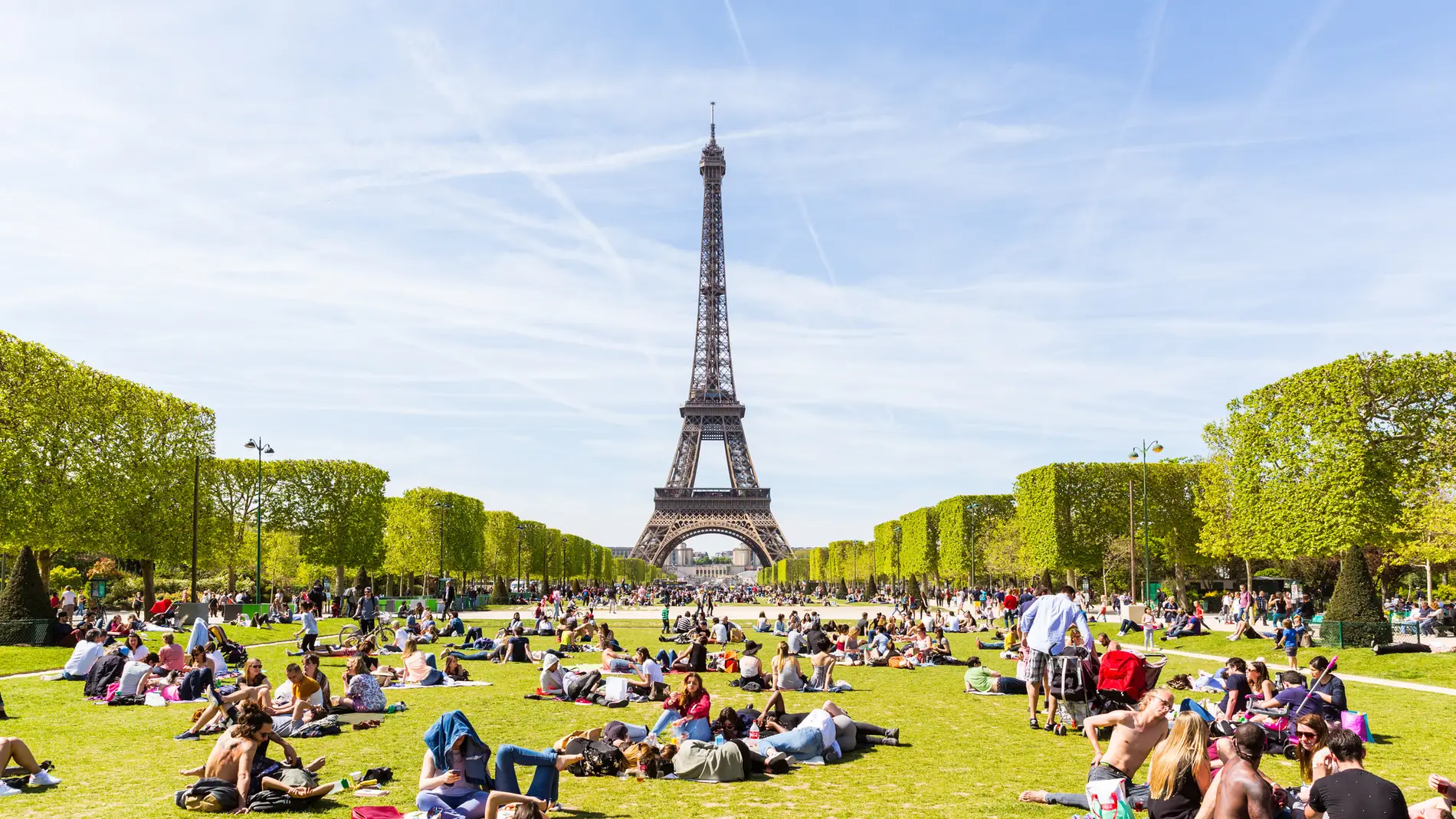 Torre Eiffel de París llena de gente
