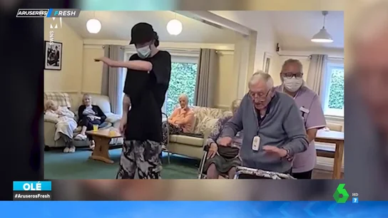 Adolescente con autismo enseña a bailar a un anciano Adolescente con autismo enseña a bailar a un anciano