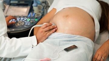 Imagen de archivo de una mujer embarazada realizándose una ecografía.