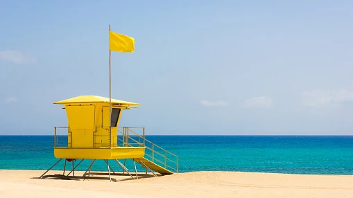 El verdadero significado de la bandera amarilla en la playa que pocos conocen