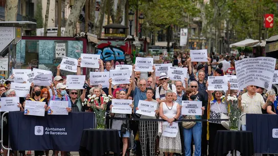 Protesta en Barcelona durante el homenaje a las víctimas del 17-A Protesta en Barcelona durante el homenaje a las víctimas del 17-A
