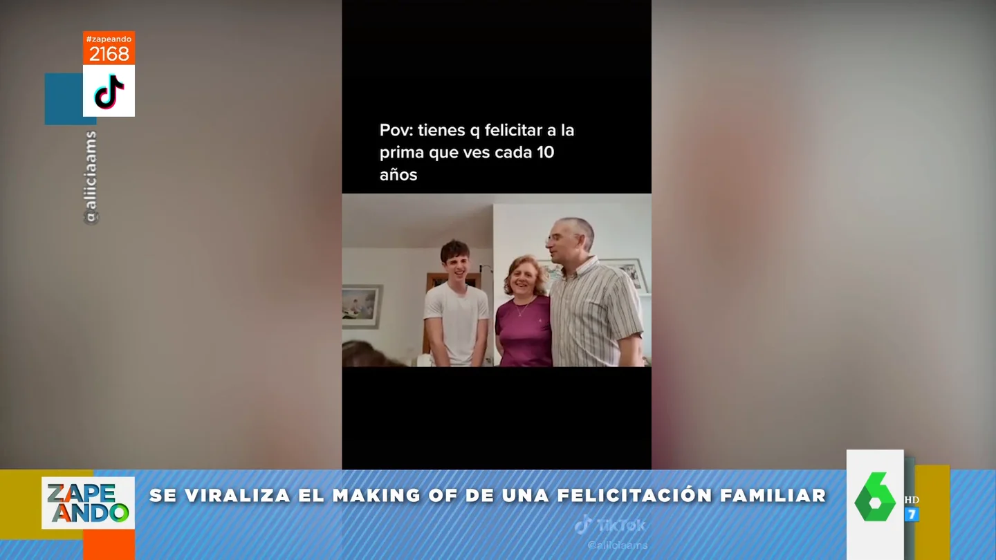 El troleo viral de unos hijos a sus padres cuando intentan felicitar a su prima con un vídeo: "¿De qué os reís?" El troleo viral de unos hijos a sus padres cuando intentan felicitar a su prima con un vídeo: "¿De qué os reís?"