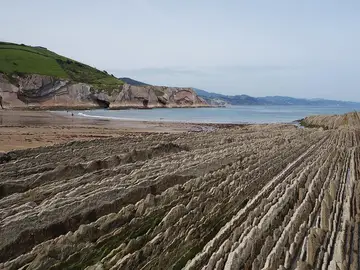 La Rasa Mareal y los acantilados del Flysch, un tesoro natural de la costa de Euskadi La Rasa Mareal y los acantilados del Flysch, un tesoro natural de la costa de Euskadi