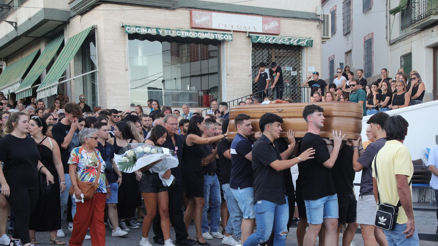 Los vecinos de Íllora se despiden del joven de 19 años fallecido este lunes al ser agredido presuntamente por otro, de 23. Los vecinos de Íllora se despiden del joven de 19 años fallecido este lunes al ser agredido presuntamente por otro, de 23.