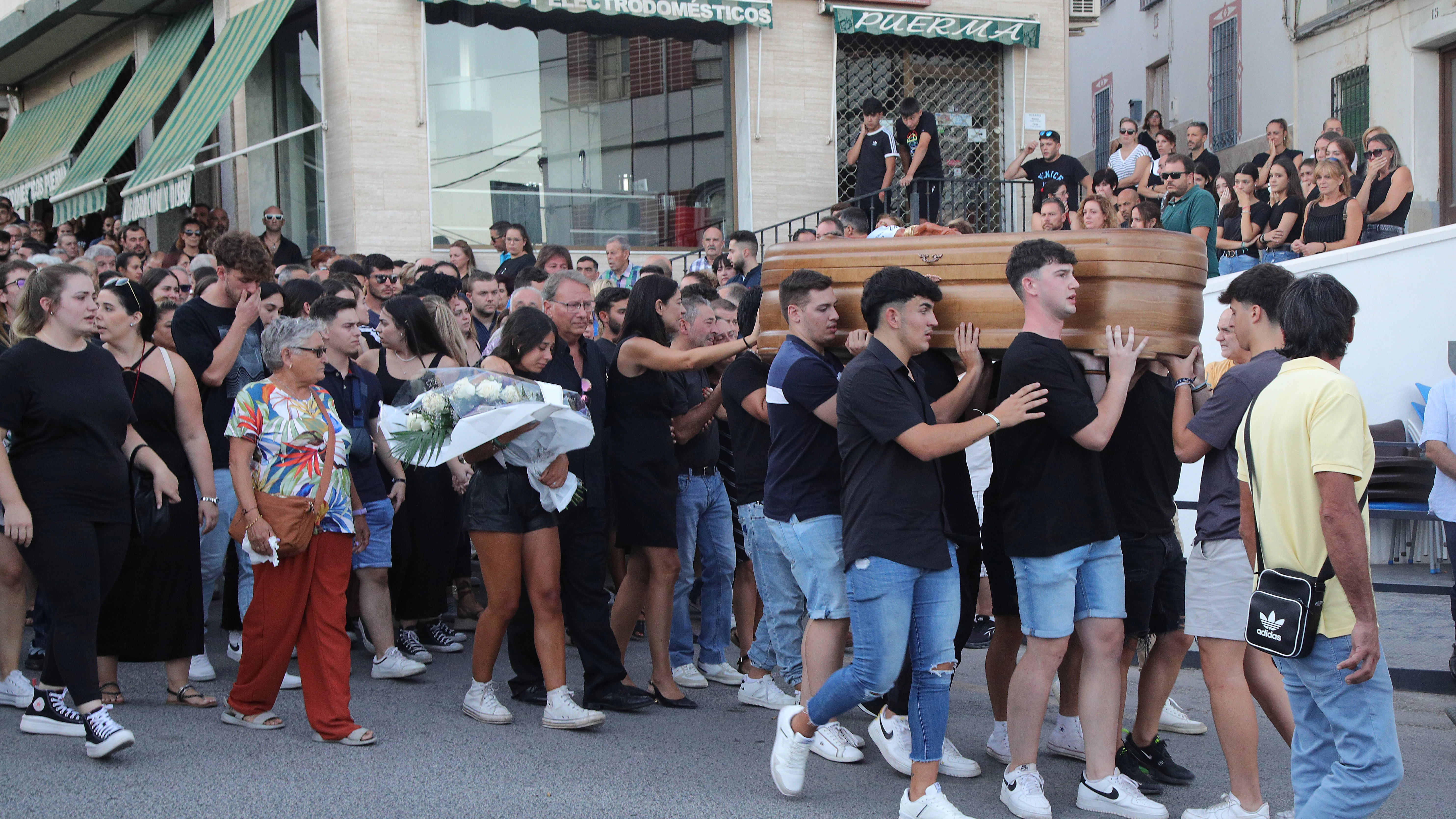 Los vecinos de Íllora se despiden del joven de 19 años fallecido este lunes al ser agredido presuntamente por otro, de 23. Los vecinos de Íllora se despiden del joven de 19 años fallecido este lunes al ser agredido presuntamente por otro, de 23.