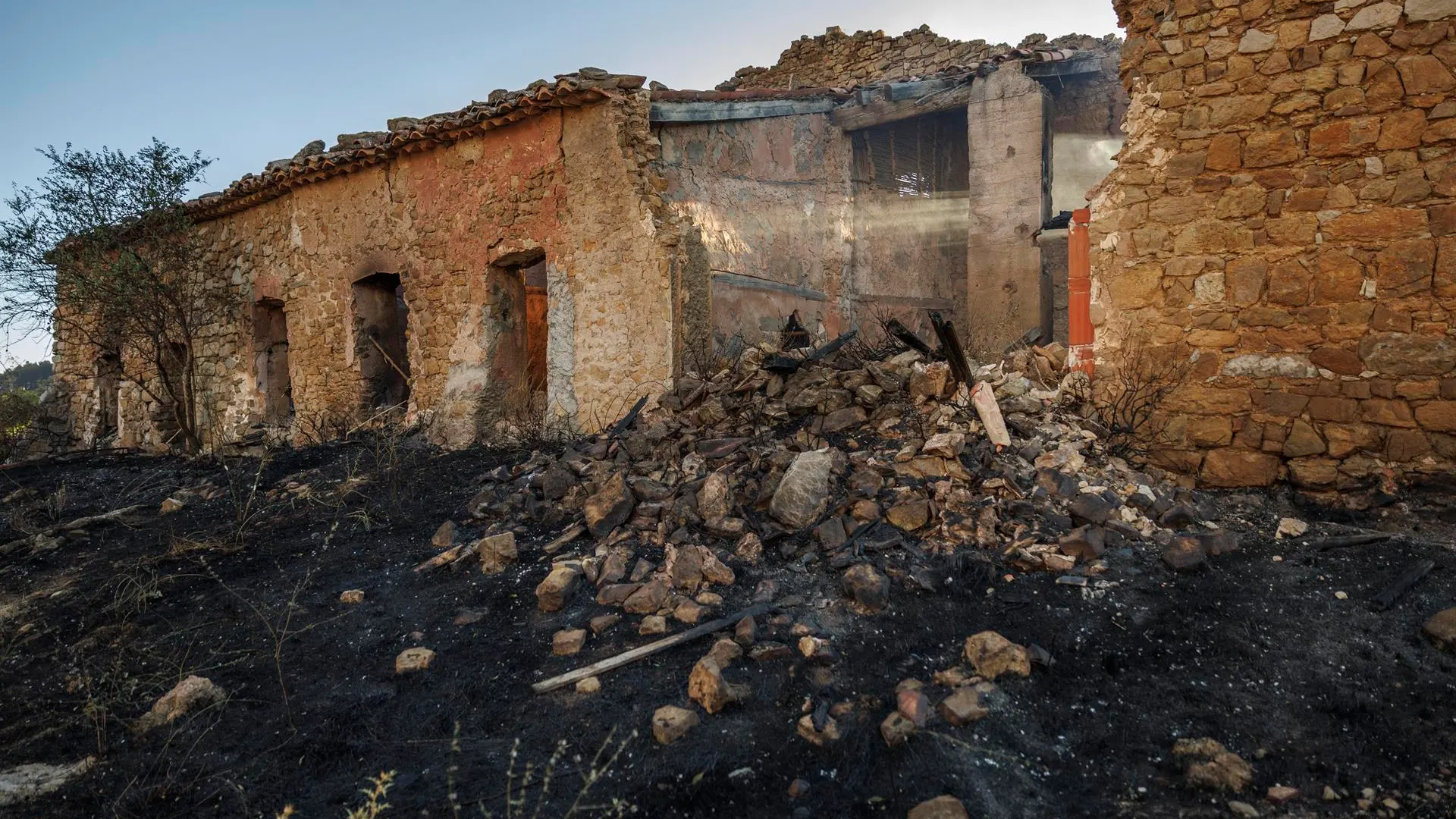 Una casa calcinada en la carretera entre Alcublas y Bejís