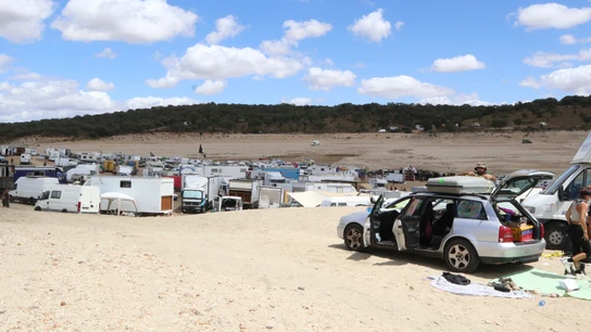 Vehiculos de asistentes a la fiesta "rave" que se celebra desde el pasado viernes a orillas del embalse zamorano de Almendra. Vehiculos de asistentes a la fiesta "rave" que se celebra desde el pasado viernes a orillas del embalse zamorano de Almendra.