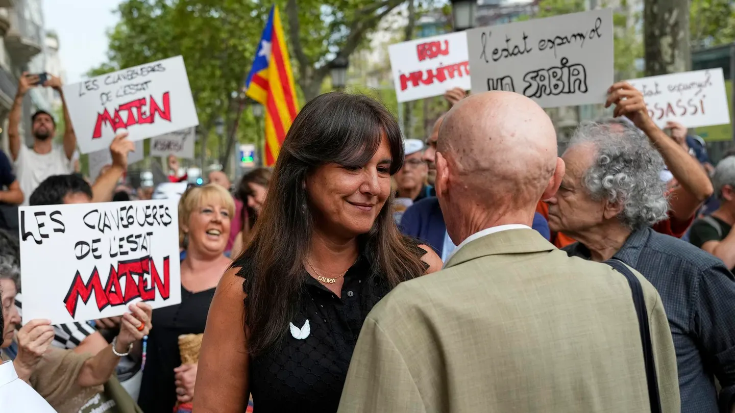 Borràs afirma que la interrupción del minuto de silencio en el homenaje a las víctimas del 17-A estuvo "fuera de lugar" Borràs afirma que la interrupción del minuto de silencio en el homenaje a las víctimas del 17-A estuvo "fuera de lugar"