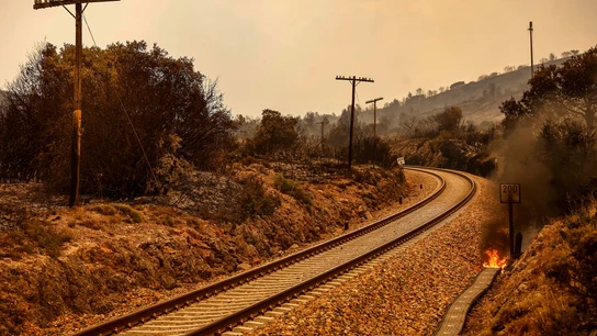 Fuego en las vías del tren del trayecto entre València y Zaragoza. Fuego en las vías del tren del trayecto entre València y Zaragoza.