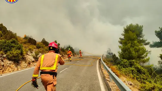 Imagen de archivo de los bomberos de Valencia trabajando en la extinción de un incendio. Imagen de archivo de los bomberos de Valencia trabajando en la extinción de un incendio.