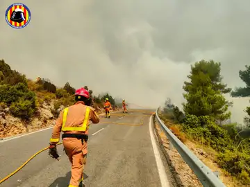 Imagen de archivo de los bomberos de Valencia trabajando en la extinción de un incendio.