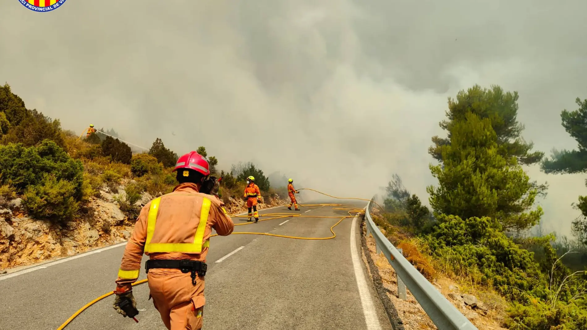 Imagen de archivo de los bomberos de Valencia trabajando en la extinción de un incendio.