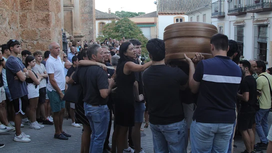 Los vecinos de Íllora se despiden del joven de 19 años fallecido este lunes al ser agredido presuntamente por otro, de 23. Los vecinos de Íllora se despiden del joven de 19 años fallecido este lunes al ser agredido presuntamente por otro, de 23.