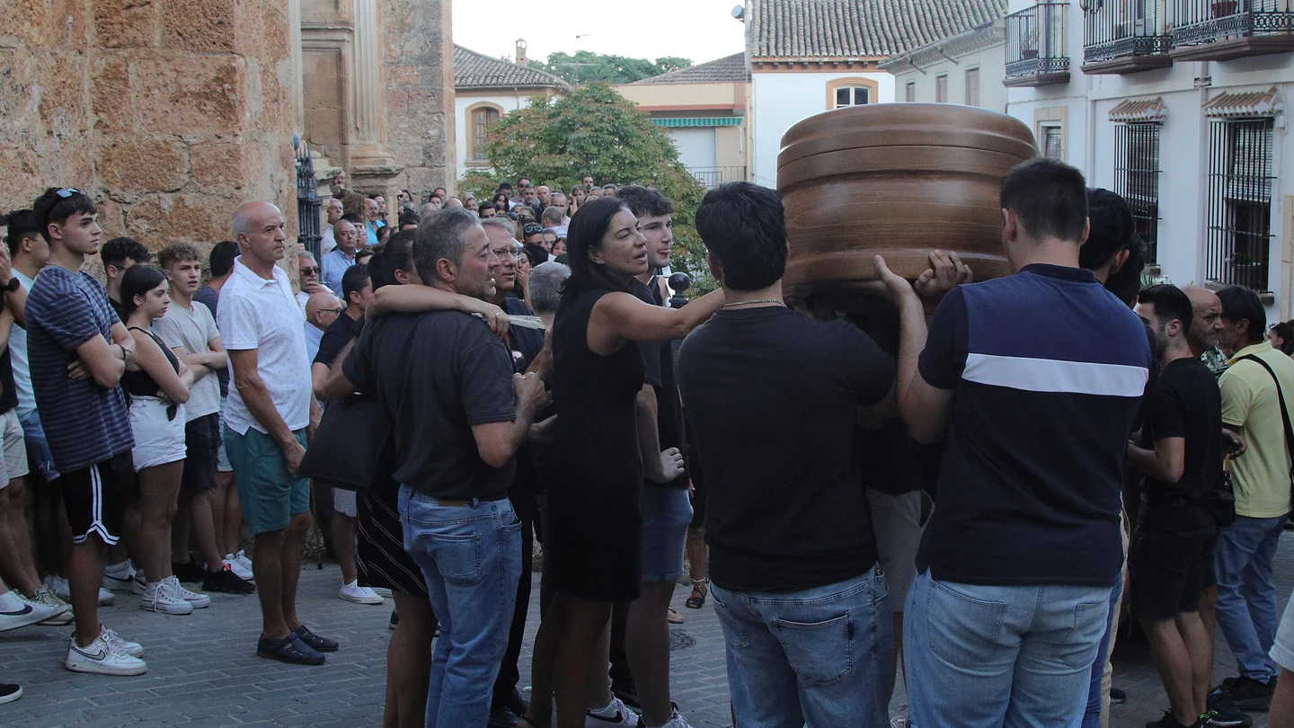 Los vecinos de Íllora se despiden del joven de 19 años fallecido este lunes al ser agredido presuntamente por otro, de 23. Los vecinos de Íllora se despiden del joven de 19 años fallecido este lunes al ser agredido presuntamente por otro, de 23.