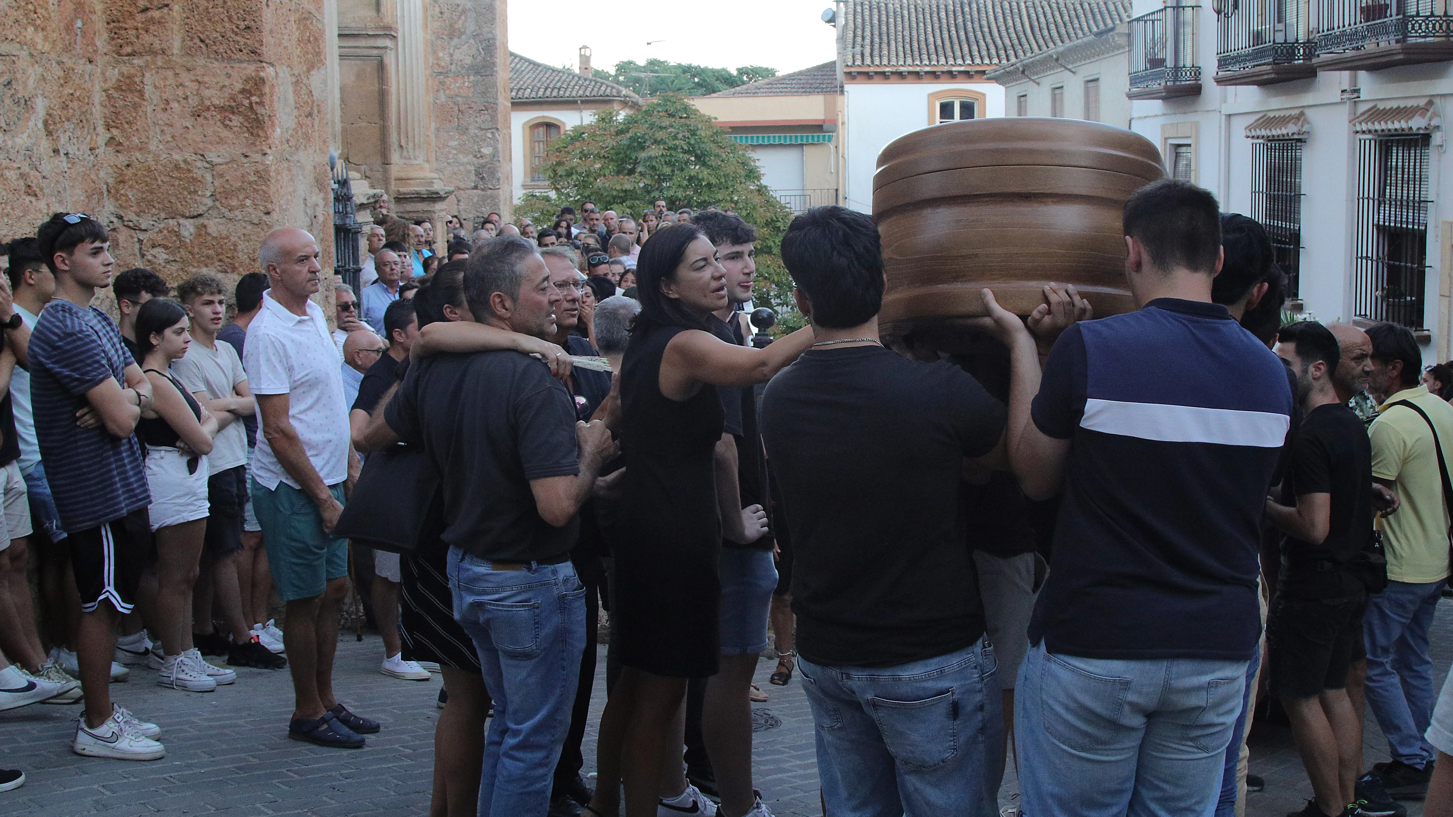 Los vecinos de Íllora se despiden del joven de 19 años fallecido este lunes al ser agredido presuntamente por otro, de 23.