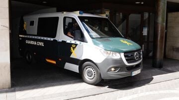 Efectivos de la Guardia Civil trasladan al detenido como presunto autor de tres muertes, de los juzgados a la prisión, en Valladolid