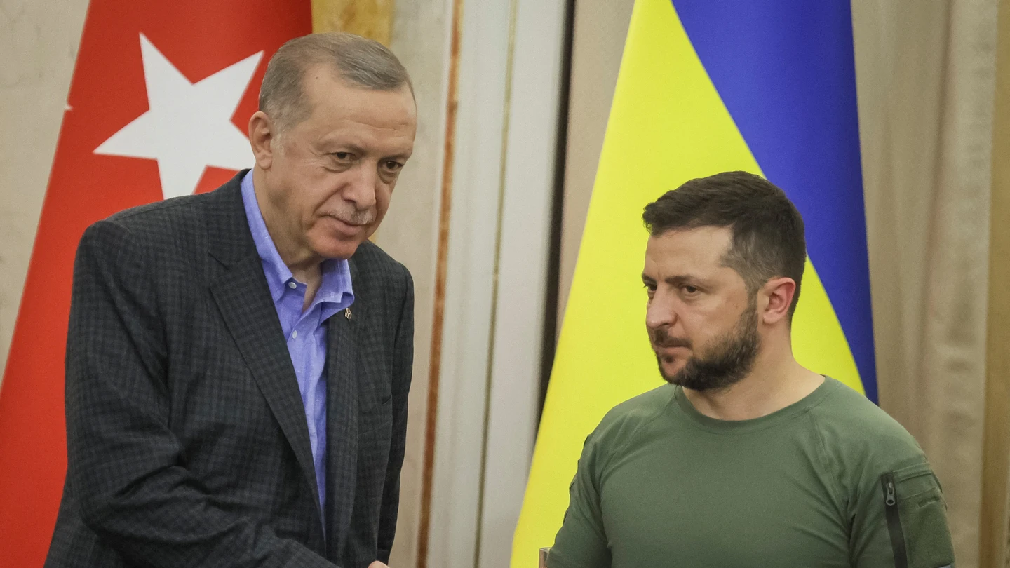 Erdogan se da la mano con Volodímir Zelensky Erdogan se da la mano con Volodímir Zelensky