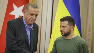 Erdogan se da la mano con Volodímir Zelensky