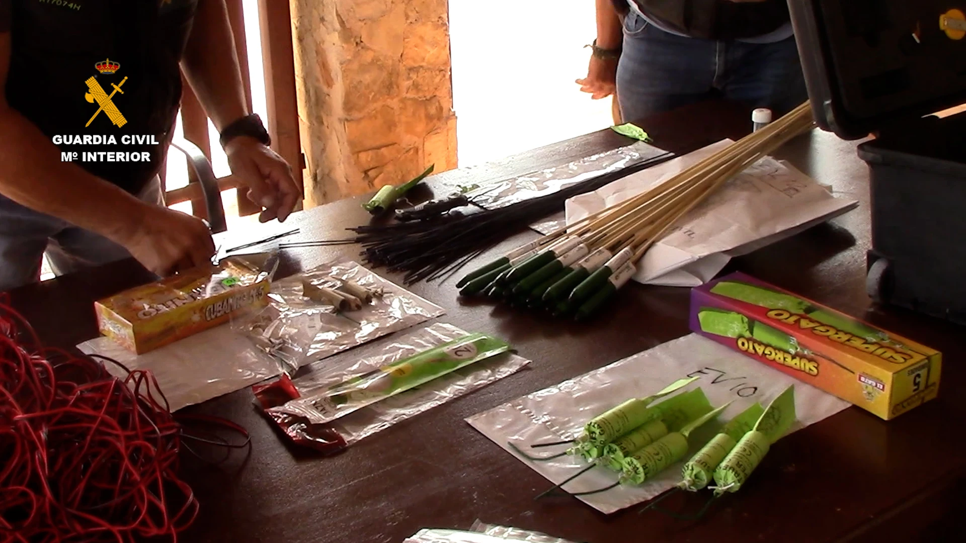 Parte del material encontrado en el taller ilegal de explosivos 