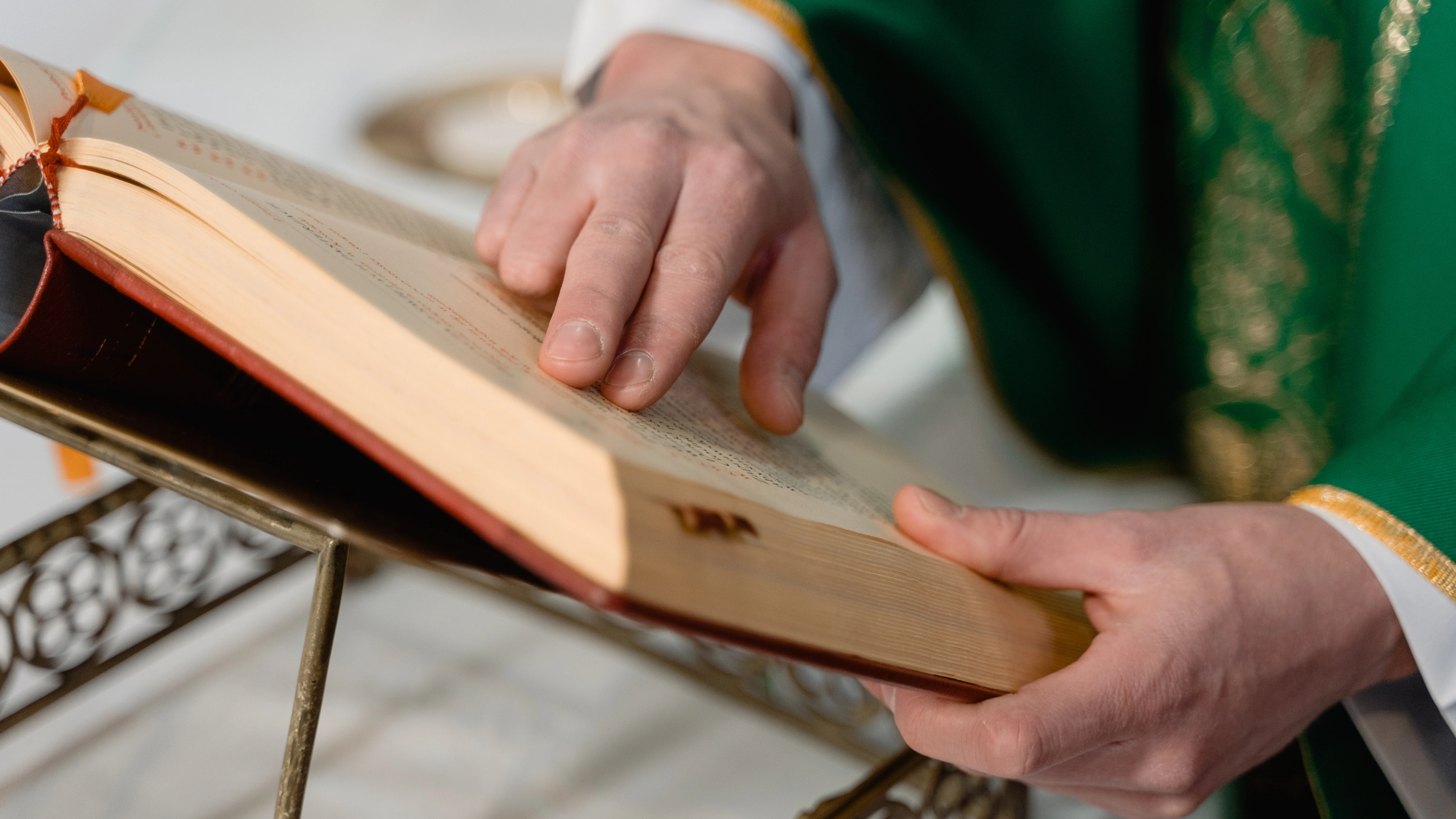 Un cura leyendo el evangelio.