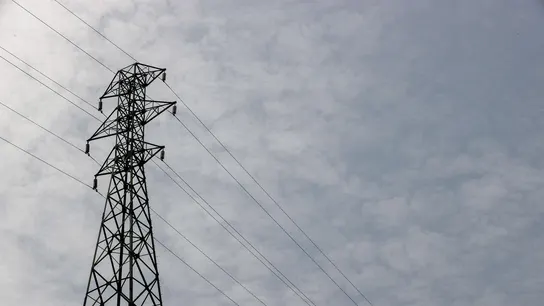 Una torre de red eléctrica de transporte de energía. Alemania bajará temporalmente el IVA del gas para combatir la subida de precios