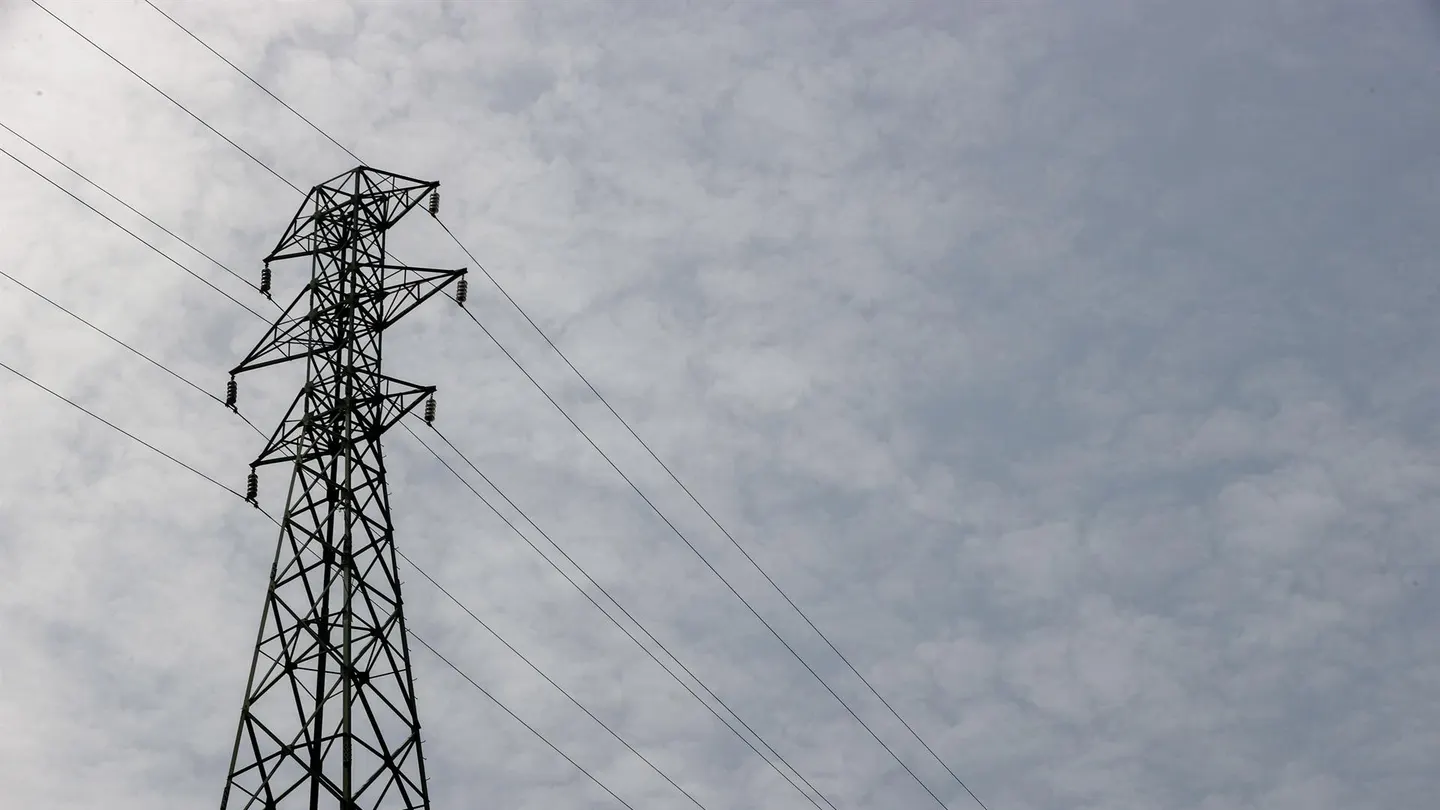 Una torre de red eléctrica de transporte de energía. Alemania bajará temporalmente el IVA del gas para combatir la subida de precios