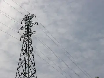Una torre de red eléctrica de transporte de energía.