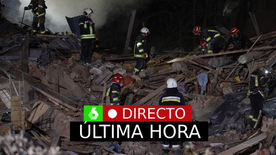 Los bomberos trabajan en un edificio residencial destruido por un ataque con misiles rusos en Járkov, Ucrania Los bomberos trabajan en un edificio residencial destruido por un ataque con misiles rusos en Járkov, Ucrania