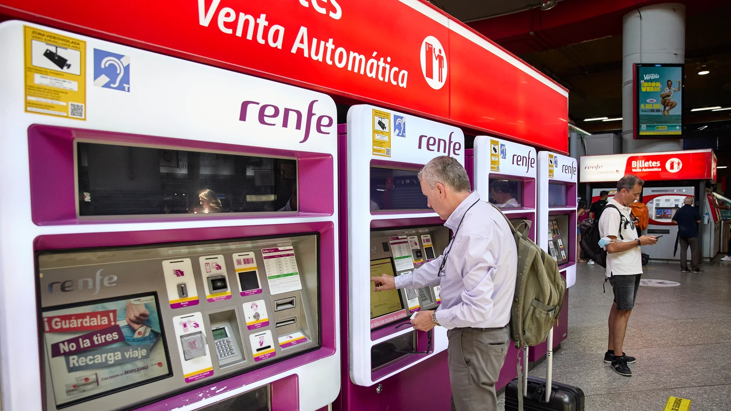 Una persona en una de las máquinas de venta de billetes en la estación Madrid-Atocha Cercanías. Una persona en una de las máquinas de venta de billetes en la estación Madrid-Atocha Cercanías.