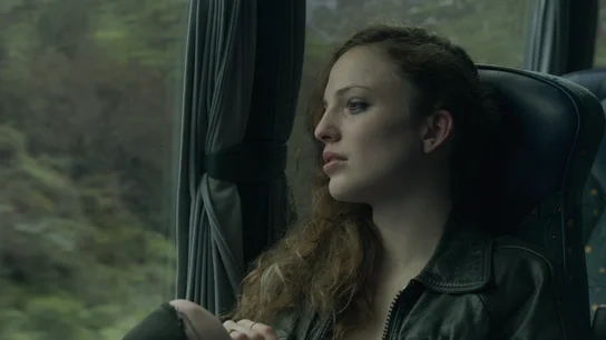 Deva (Claudia Roset) es una joven rebelde que trata de encontrar sus sitio y lleva "una mochila muy grande" Deva (Claudia Roset) es una joven rebelde que trata de encontrar sus sitio y lleva "una mochila muy grande"