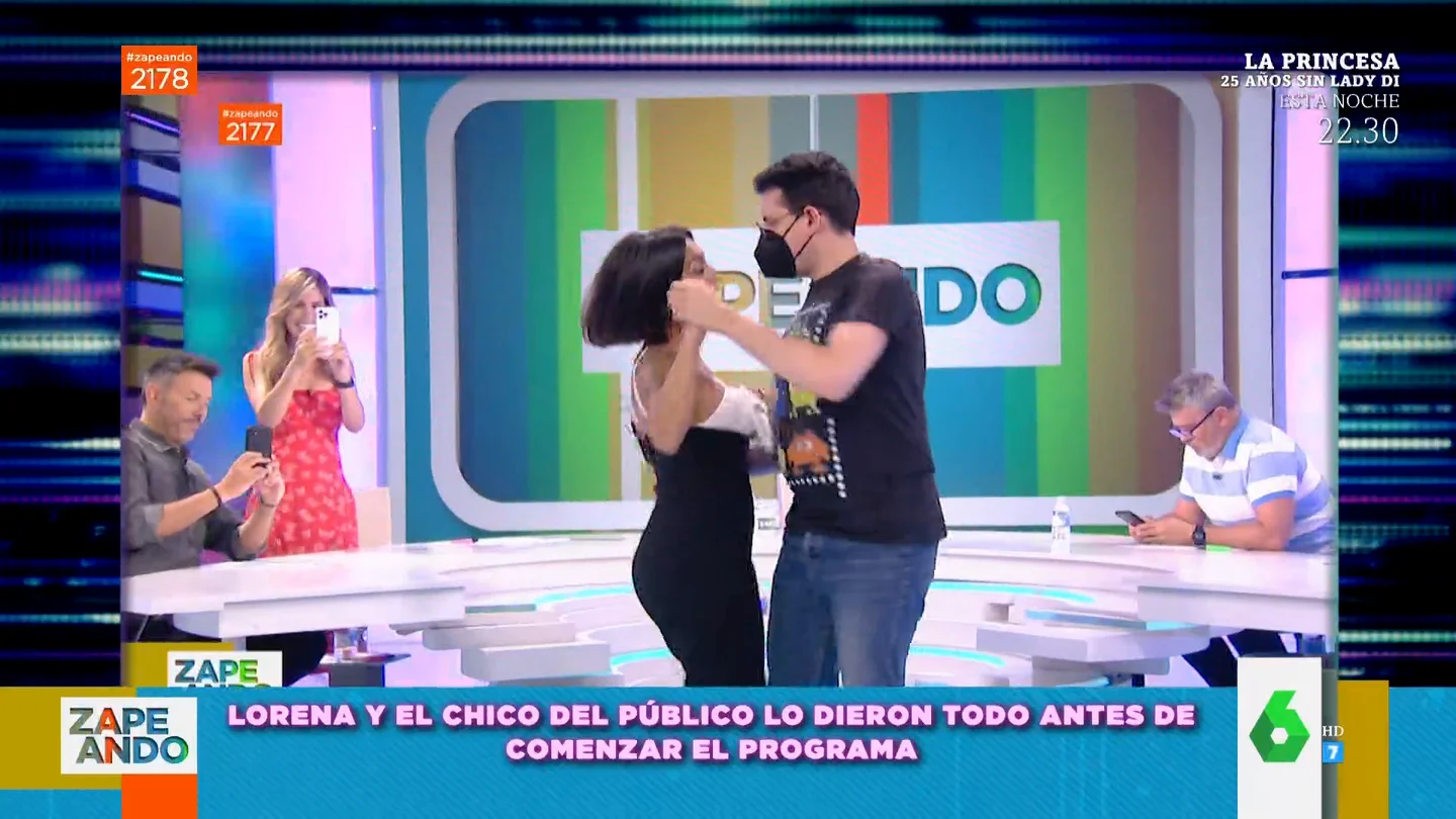 El otro baile de Lorena Castell con un joven del público que no se vio en televisión: más pegados y al ritmo de 'La ventanita' El otro baile de Lorena Castell con un joven del público que no se vio en televisión: más pegados y al ritmo de 'La ventanita'