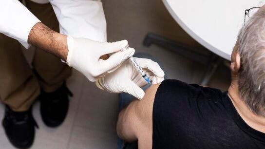 EEUU aprueba el refuerzo de vacunas Moderna y Pfizer adaptadas a &Oacute;micron