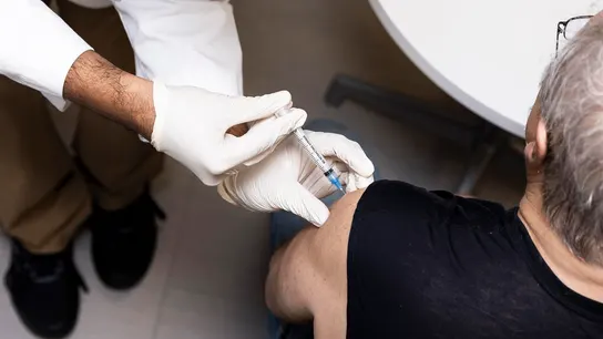 EEUU aprueba el refuerzo de vacunas Moderna y Pfizer adaptadas a Ómicron EEUU aprueba el refuerzo de vacunas Moderna y Pfizer adaptadas a Ómicron