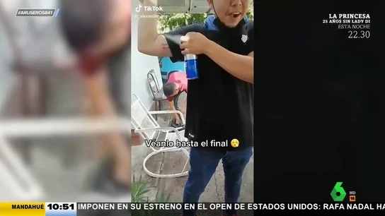 Reacciona de manera violenta al tatuaje que se ha hecho su hijo en su honor Reacciona de manera violenta al tatuaje que se ha hecho su hijo en su honor