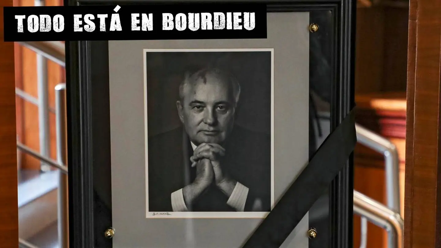 Flores depositadas frente a un retrato de Gorbachov Flores depositadas frente a un retrato de Gorbachov