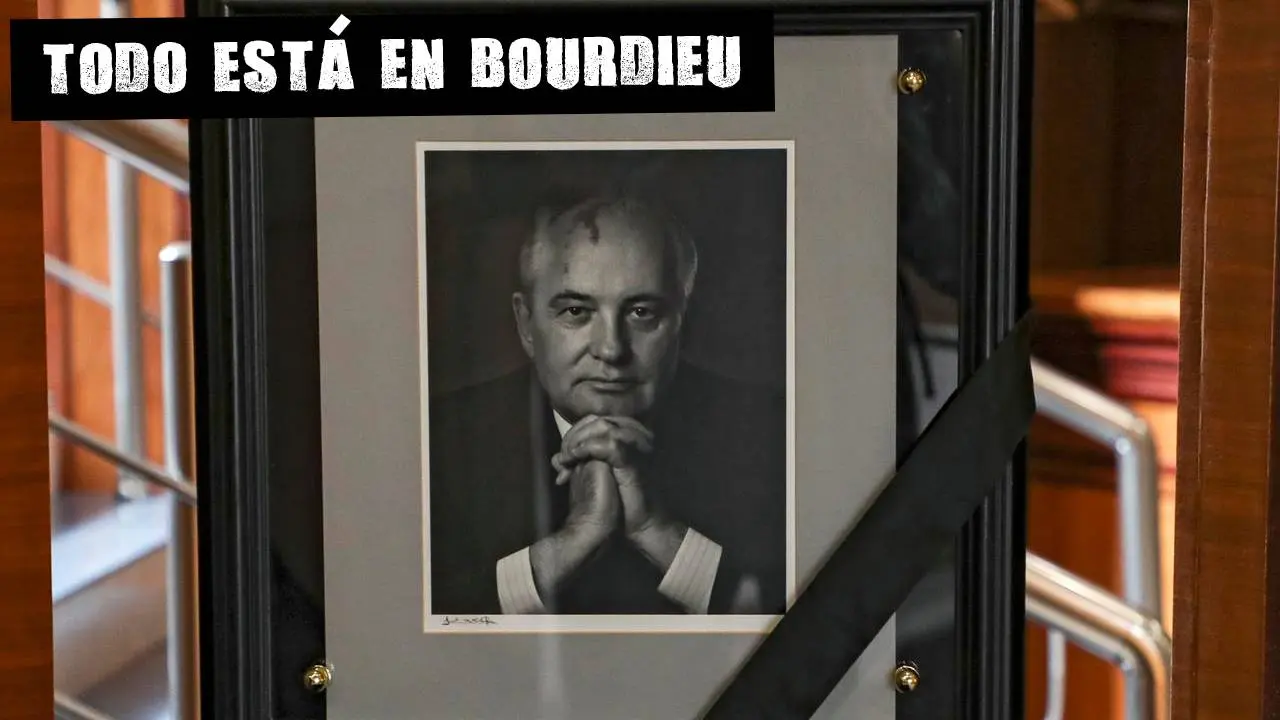 Flores depositadas frente a un retrato de Gorbachov