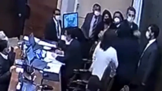 Un diputado opositor le pega un puñetazo al vicepresidente del Congreso de Chile en plena sesión Un diputado opositor le pega un puñetazo al vicepresidente del Congreso de Chile en plena sesión