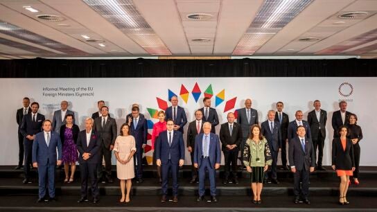 Los ministros de Exteriores de la UE durante su reuni&oacute;n informal en Praga