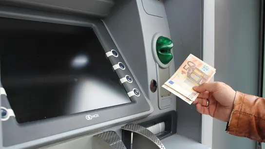 Una persona se dispone a ingresar dinero en un cajero, en una imagen de archivo Una persona se dispone a ingresar dinero en un cajero, en una imagen de archivo/ Pixabay