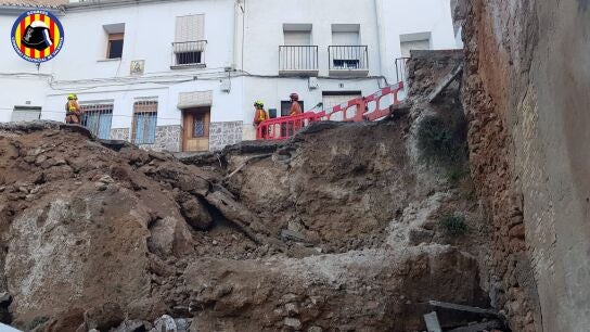 Un mujer herida y varios desalojados por un corrimiento de tierras en Bu&ntilde;ol