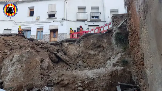 Un mujer herida y varios desalojados por un corrimiento de tierras en Buñol Un mujer herida y varios desalojados por un corrimiento de tierras en Buñol