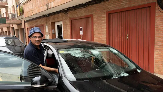 Un hombre muestra los destrozos ocasionados en su coche tras la tormenta de granizo Un hombre muestra los destrozos ocasionados en su coche tras la tormenta de granizo