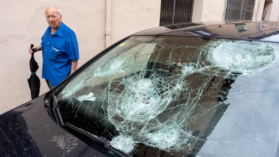 Luna de un coche dañada como consecuencia de la tormenta de granizo de ayer noche en La Bisbal de L'Empordà, Girona. Luna de un coche dañada como consecuencia de la tormenta de granizo de ayer noche en La Bisbal de L'Empordà, Girona.