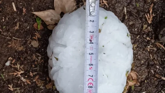 Bolas de 10 cm, coches destrozados y el primer muerto en Europa en 25 años: así fue la granizada en La Bisbal d'Empordà Bolas de 10 cm, coches destrozados y el primer muerto en Europa en 25 años: así fue la granizada en La Bisbal d'Empordà