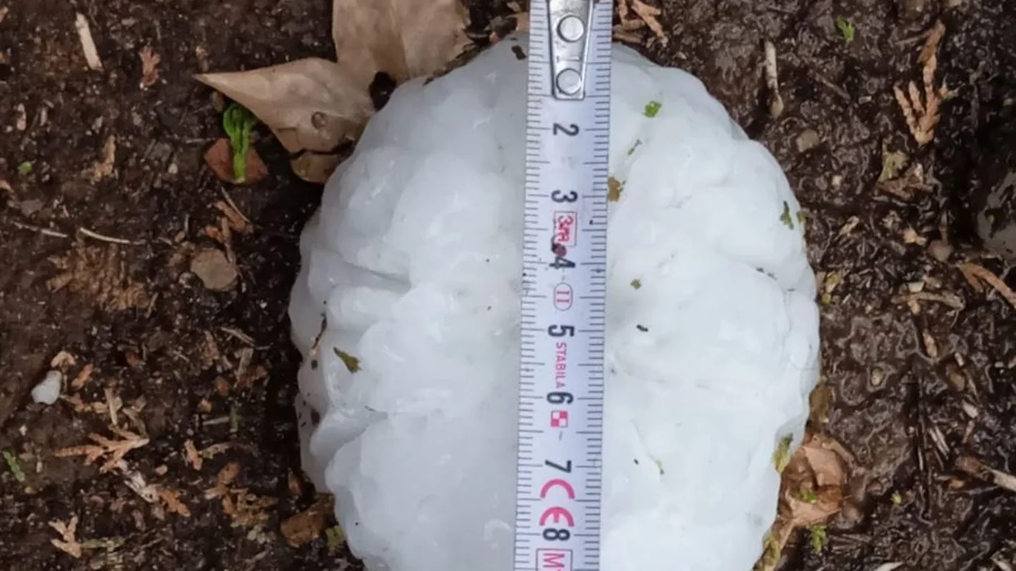 Bolas de 10 cm, coches destrozados y el primer muerto en Europa en 25 años: así fue la granizada en La Bisbal d'Empordà Bolas de 10 cm, coches destrozados y el primer muerto en Europa en 25 años: así fue la granizada en La Bisbal d'Empordà