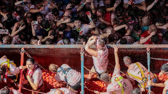 La Tomatina tiñe de nuevo las calles de Buñol La Tomatina tiñe de nuevo las calles de Buñol