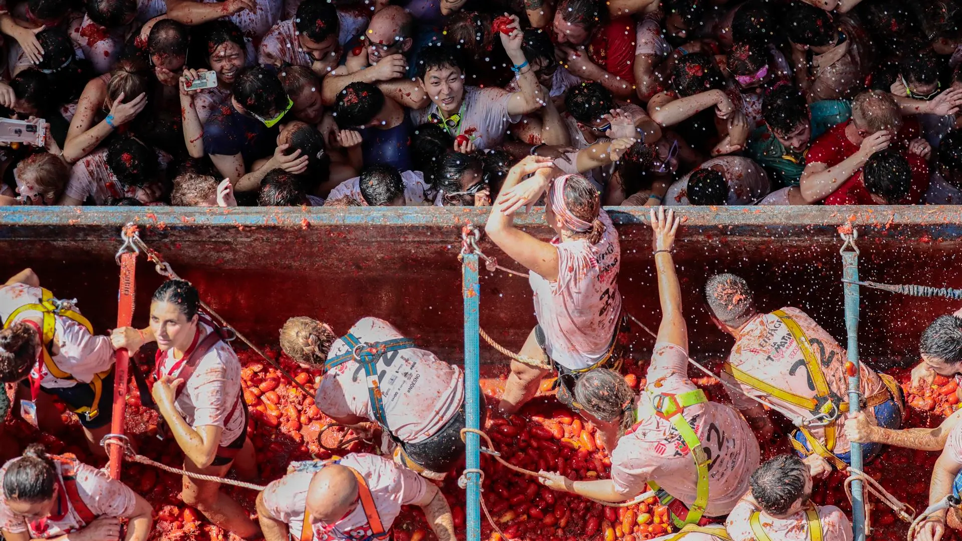 La Tomatina tiñe de nuevo las calles de Buñol