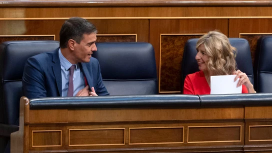 El presidente del Gobierno, Pedro Sánchez, conversa con la vicepresidenta segunda y ministra de Trabajo y Economía Social, Yolanda Díaz, durante un pleno extraordinario en el Congreso de los Diputados. El presidente del Gobierno, Pedro Sánchez, conversa con la vicepresidenta segunda y ministra de Trabajo y Economía Social, Yolanda Díaz, durante un pleno extraordinario en el Congreso de los Diputados.